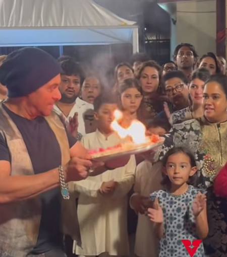 Salman performs aarti incorrectly for Ganpati