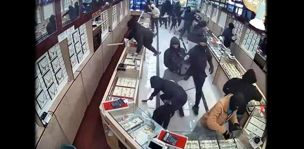Robbers looted $1 mn from US Indian jeweller in 1-minute