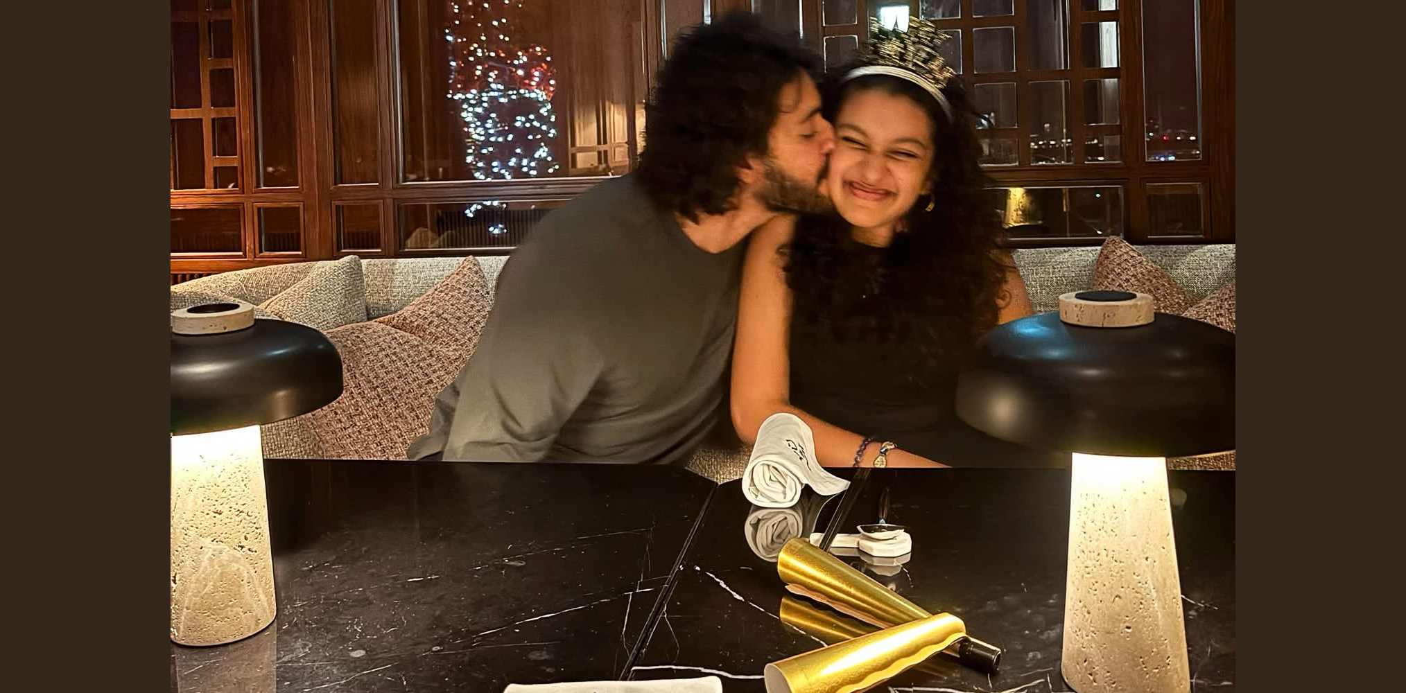 Mahesh plants a sweet kiss on daughter’s cheeks