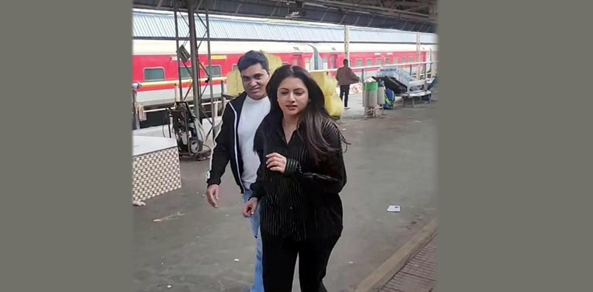 Bhagyashree enjoys a train ride!