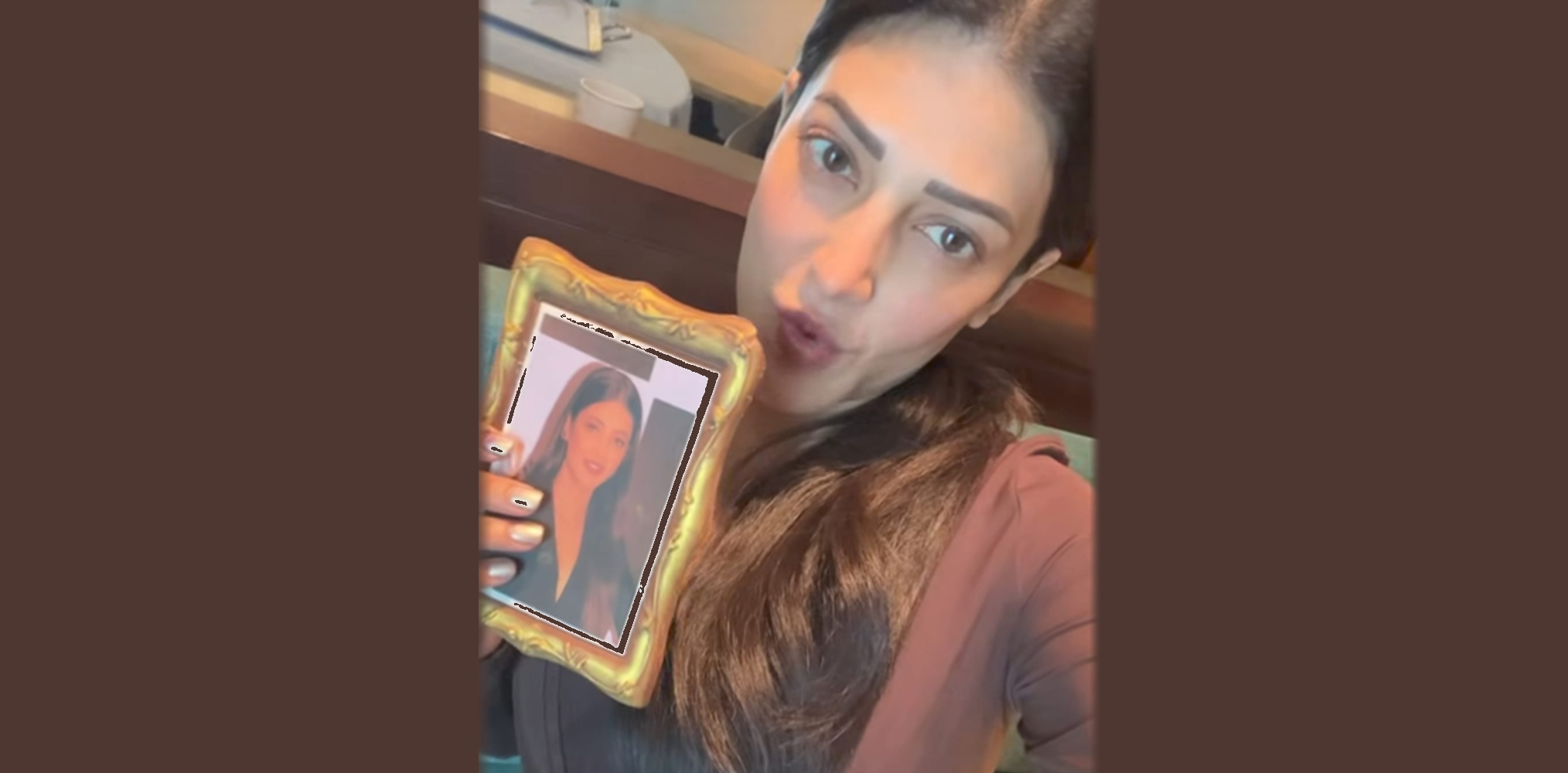 Shruti receives a special photo frame as gift