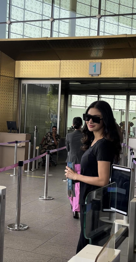 Mouni’s Airport Blunder Wins Hearts