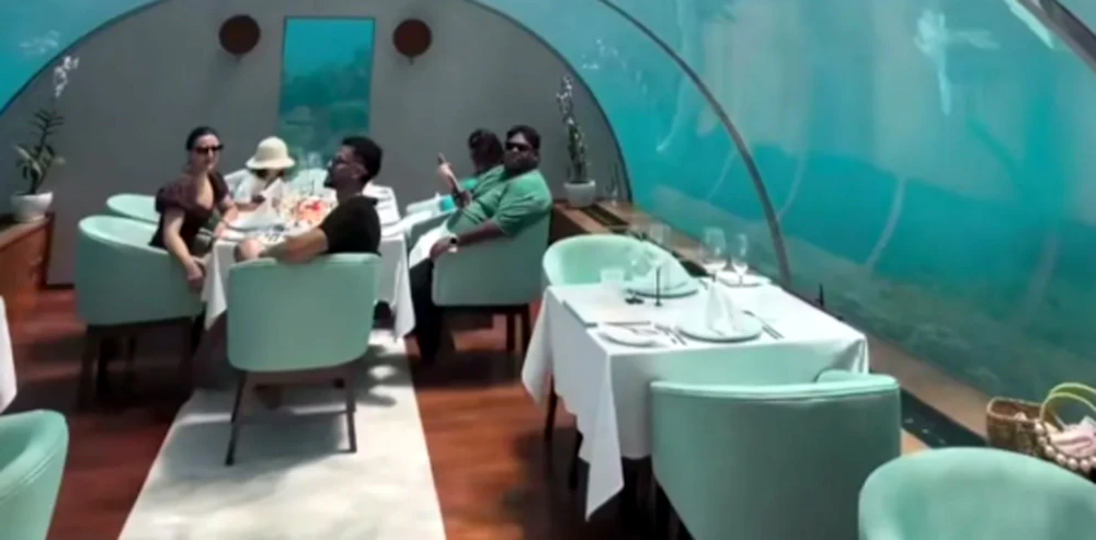 Soha Ali Khan enjoys thrilling underwater lunch