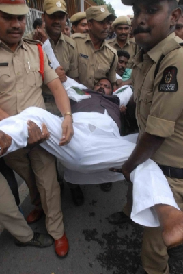 Hyd cops foil bid by Youth Cong to disrupt BRS protest