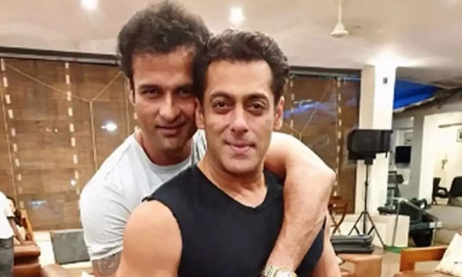 Rohit Roy back-hugs Salman Khan