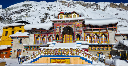 Helicopter returning from Badrinath Dham crashes