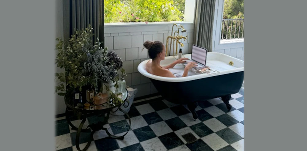 Jennifer Lopez turns bathtub into her ‘office’