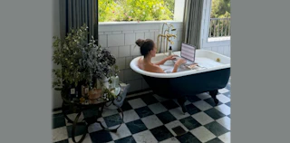 Jennifer Lopez turns bathtub into her ‘office’