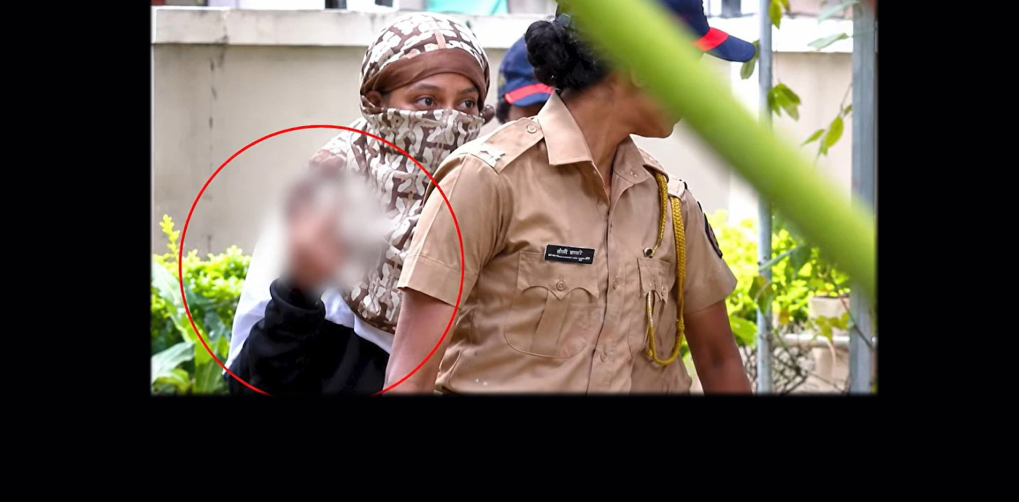 Ketan murder: Siya makes obscene gesture at media