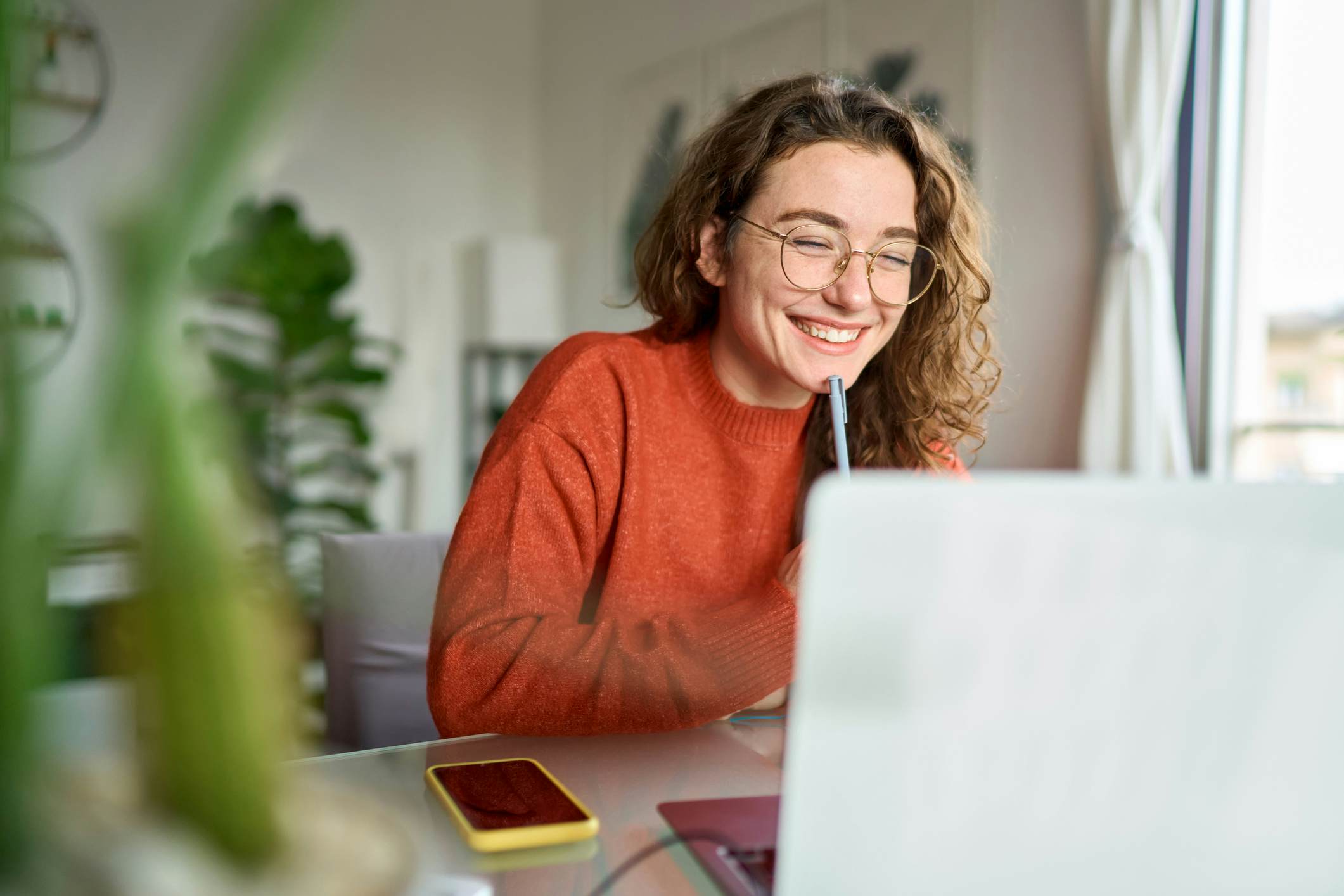 Teen taking an online pre-college course from home