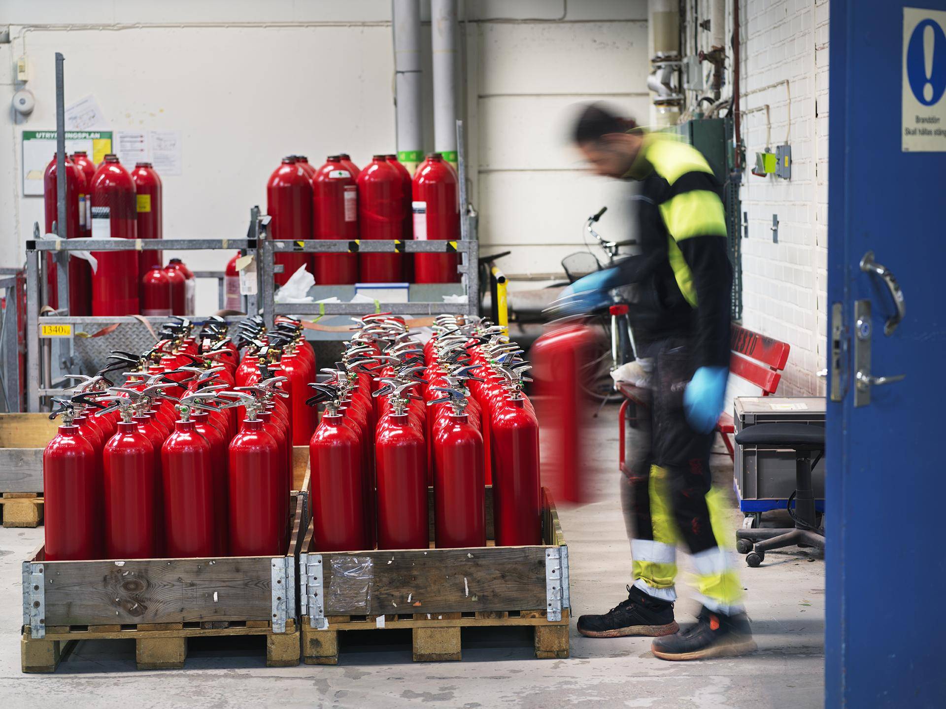 Flere brannslukkere på service. Foto