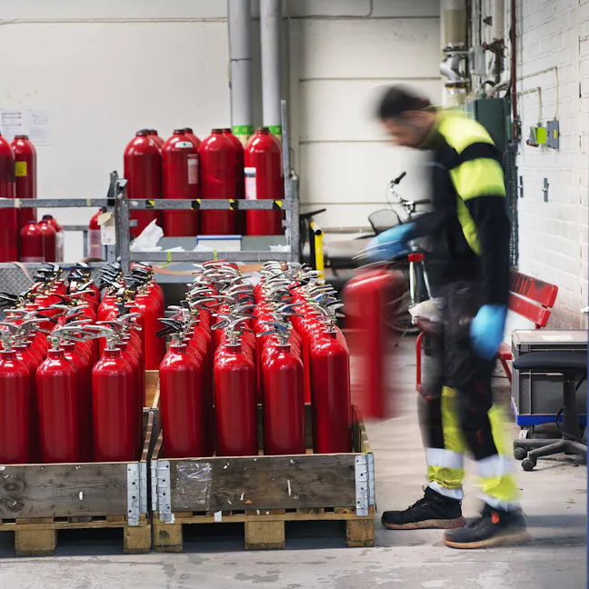 Flere brannslukkere på service. Foto Flere brannslukkere på service. Foto