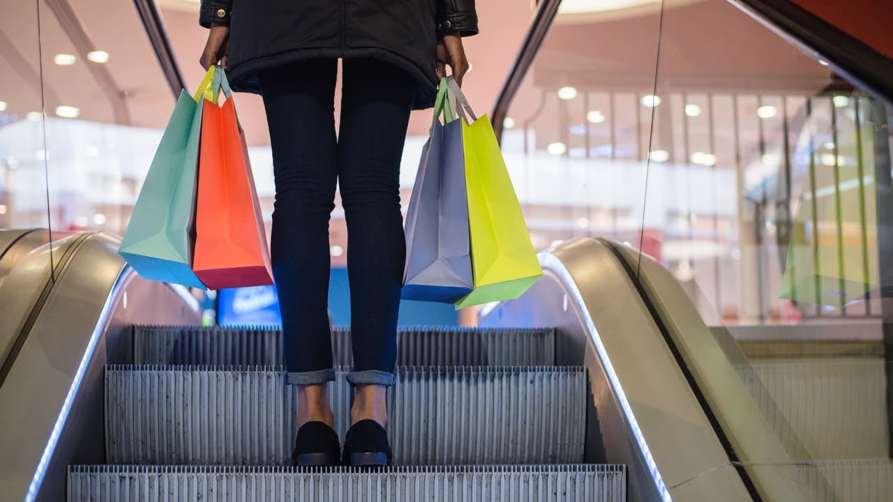 Shoppare åker rulltrappa