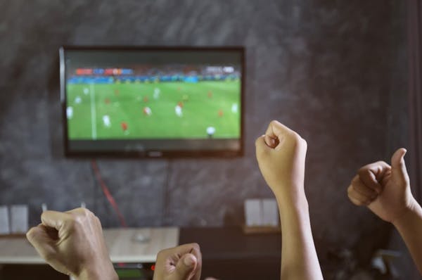 Sport do you watch on tv. Футбол по телевизору. Soccer on TV. A girl watching Football on TV. Женщины смотрят по телевизору футбол - фото.