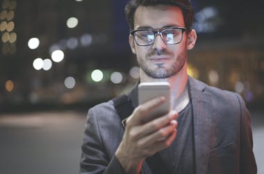 Homme qui regarde son téléphone