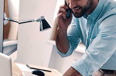 homme qui téléphone