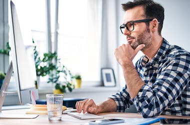 homme qui gère ses finances