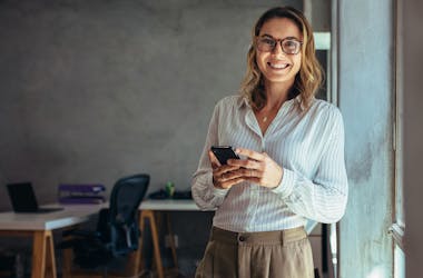 femme sur son téléphone