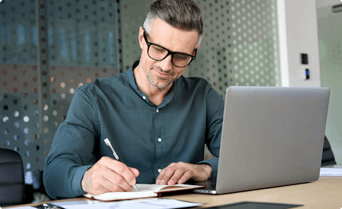 homme analyse ses frais bancaires