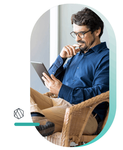 homme travaillant sur son téléphone