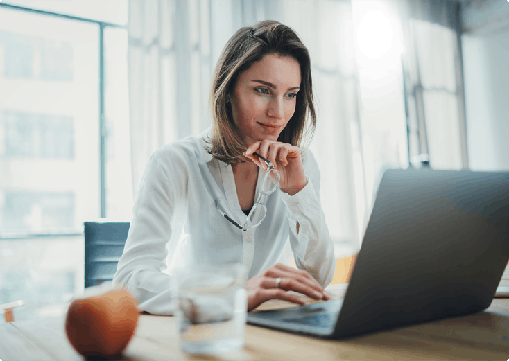 femme qui travaille sa trésorerie