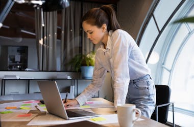 femme au bureau