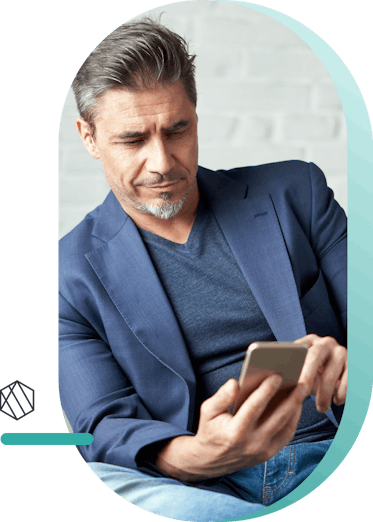 Homme qui consulte son téléphone
