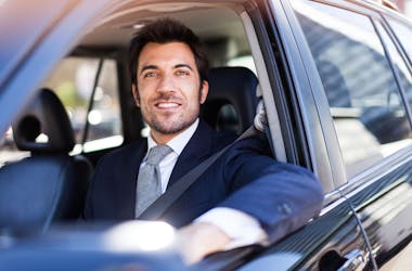homme dans une voiture