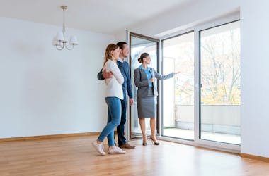 personnes qui visitent un appartement