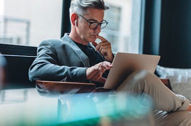 homme travaillant sur son ordinateur