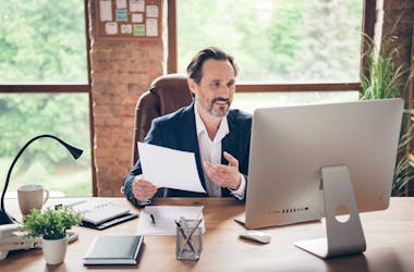 homme au bureau