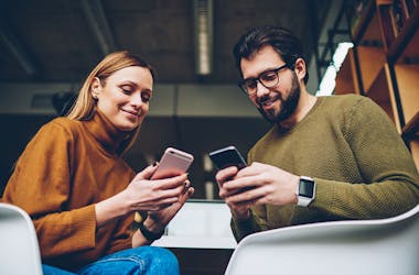 femme et homme sur leurs téléphones