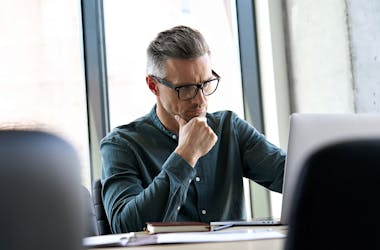 homme qui travaille sur son ordinateur