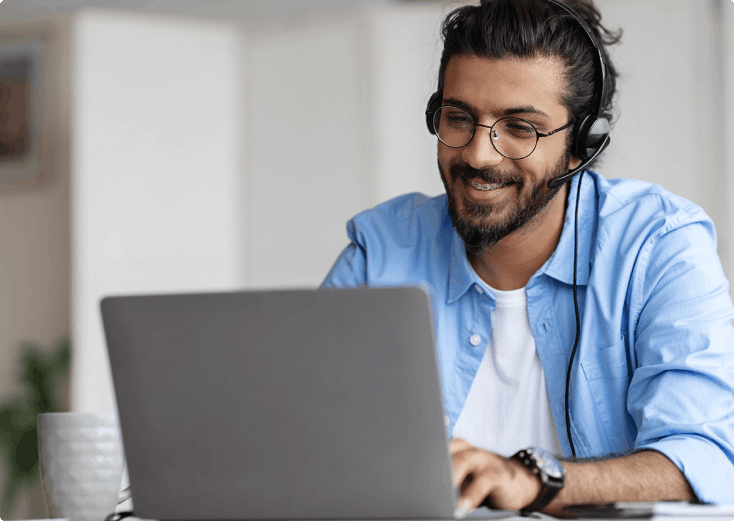 homme qui consulte ses finances