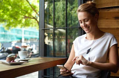 femme sur son téléphone