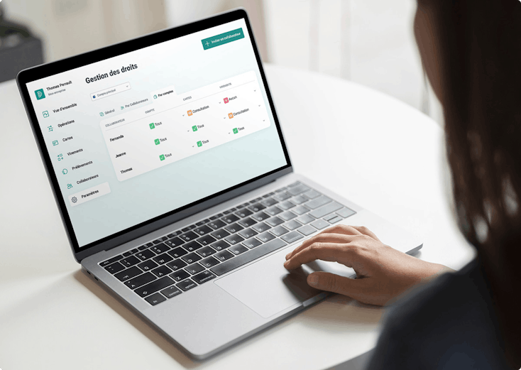 Femme qui consulte son compte pro en ligne