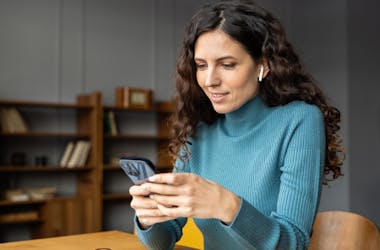 Femme qui gère son budget