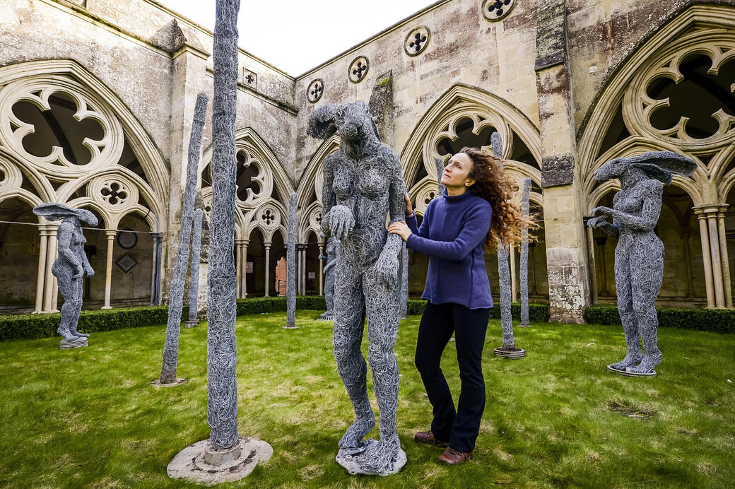 Sophie Ryder à côté de son installation artistique Lady-Hèvres, cathédrale de Salisbury, 2016
