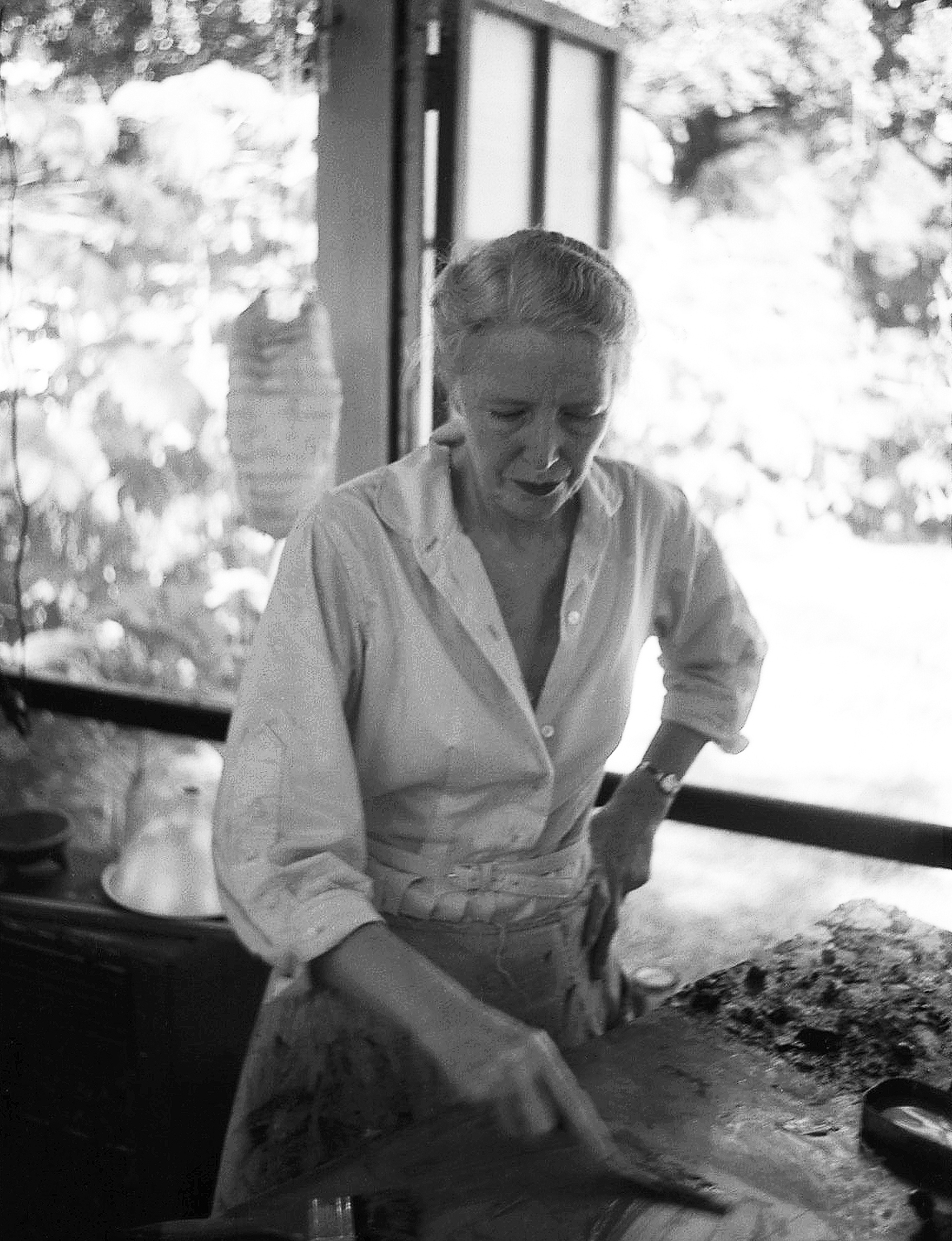  Lyle Bongé, Dusti in her studio at her palette, 1957. Photograph, Paul Bongé Collection