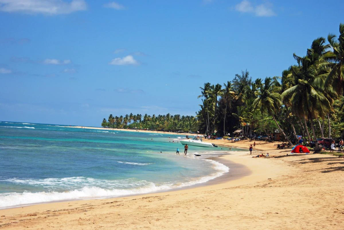 Punta Popy, plage de sable blanc a Las Terrenas