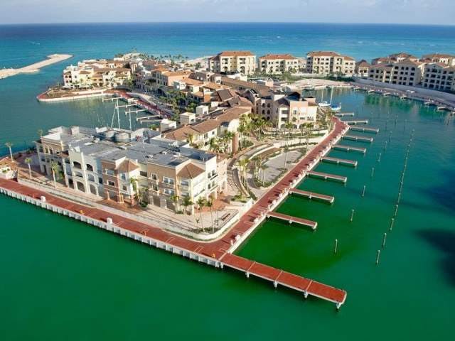 Marina Cap Cana con yates, restaurantes de lujo y vida social, a 8 minutos de The Gem