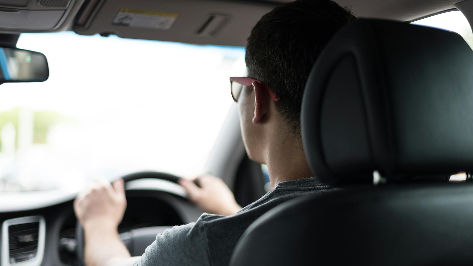 garçon dans une voiture