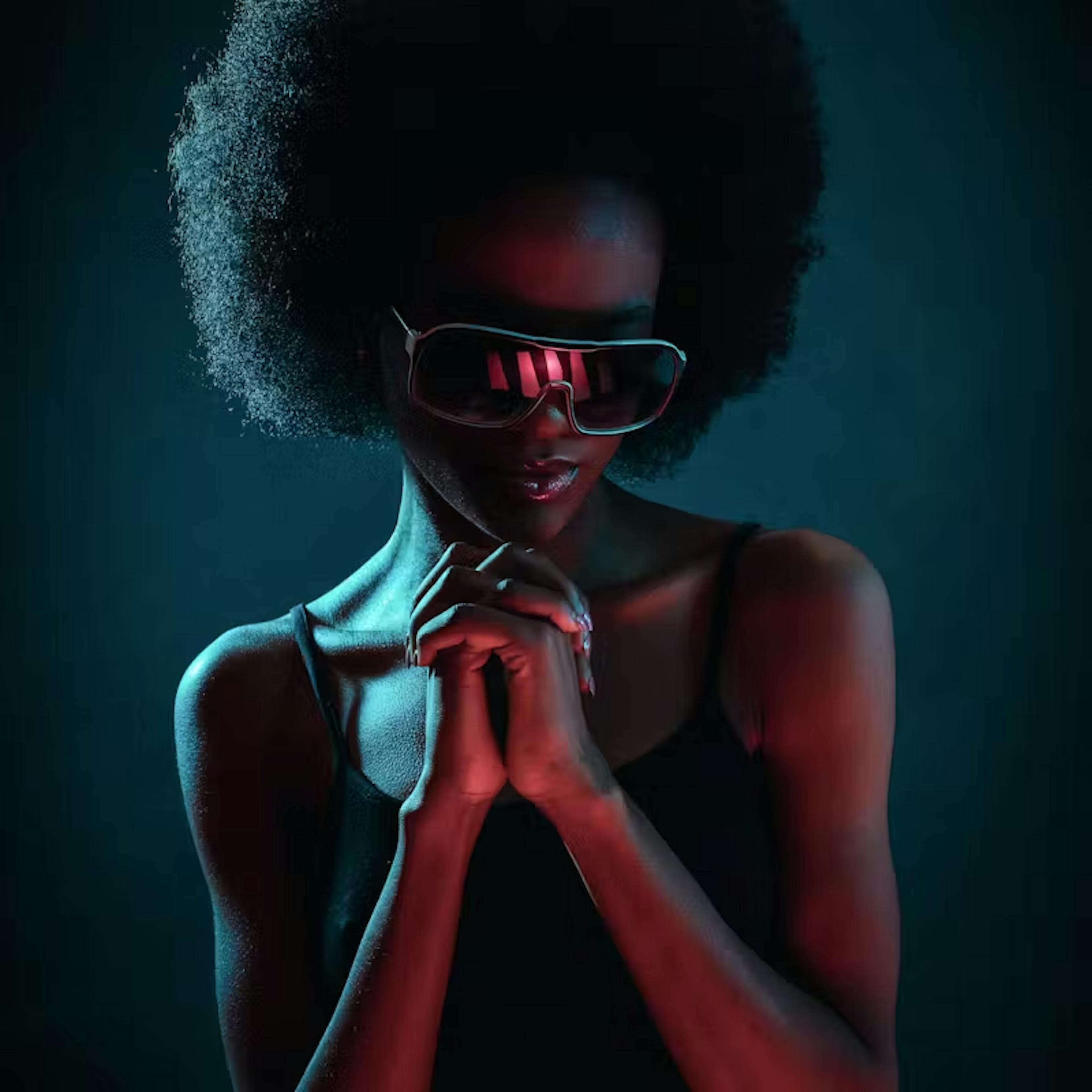 Woman wearing black sun glasses