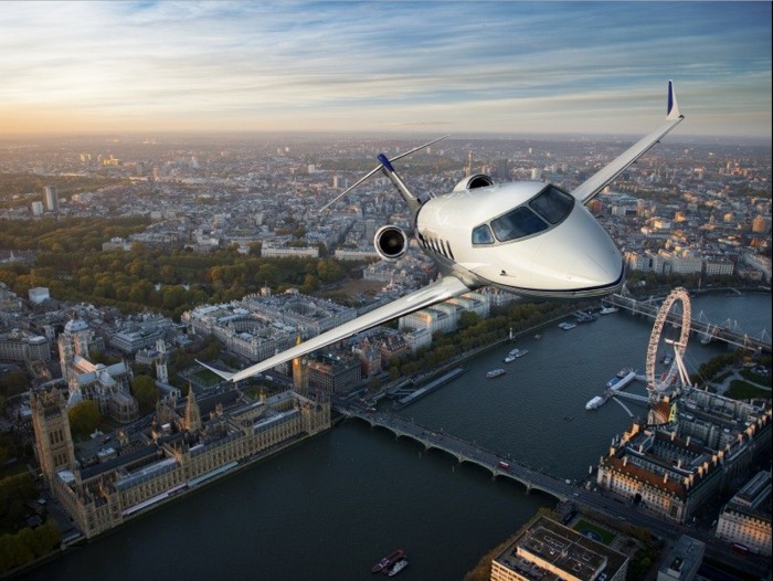 Bombardier Challenger 350 flying over London 1272x956