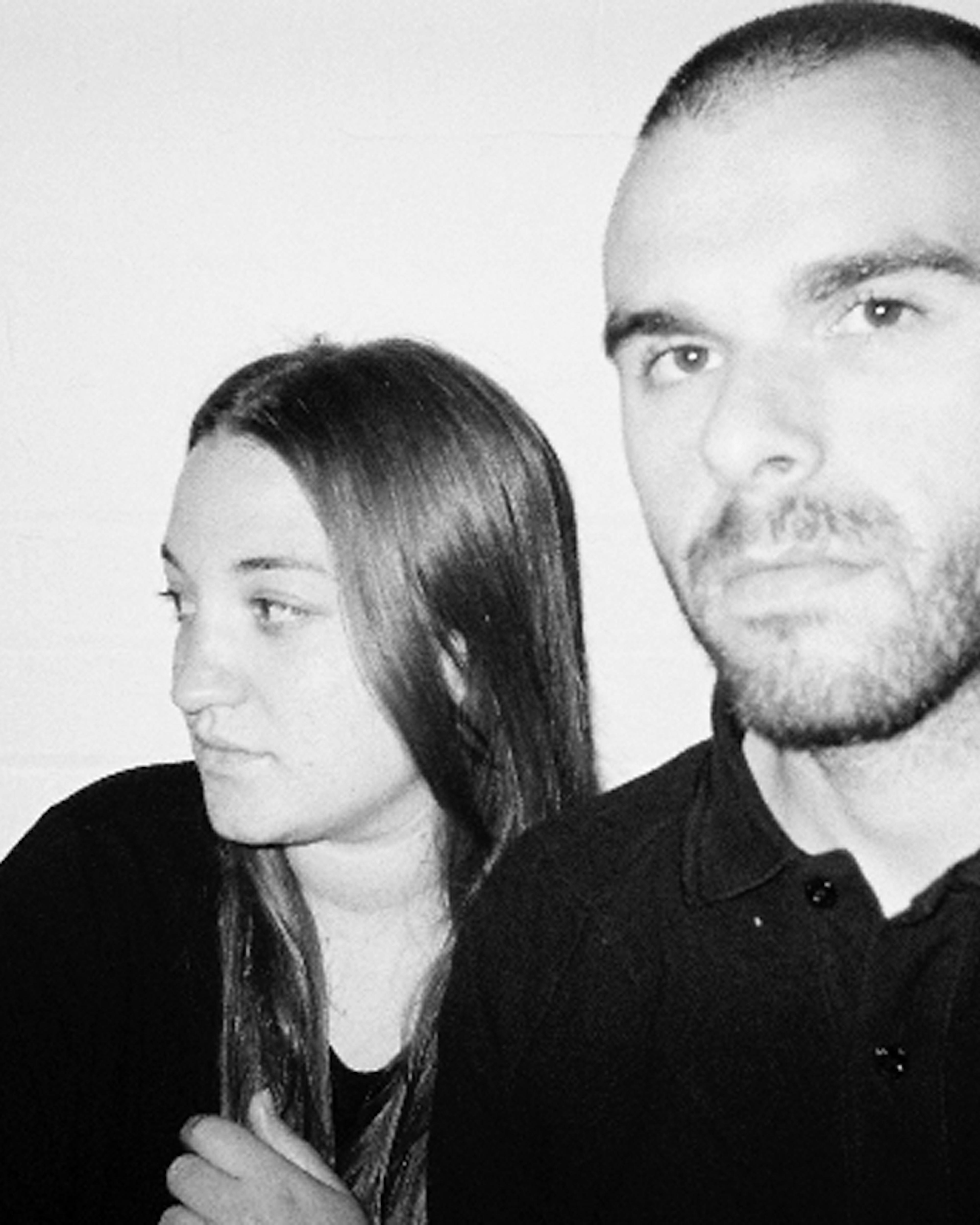 Portrait de Marta Marques & Paulo Almeida, fondateurs de MARQUES'ALMEIDA.