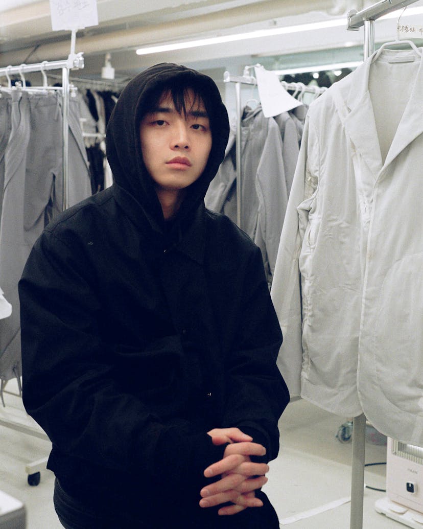 Portrait de Dongjoon Lim, fondateur de POST ARCHIVE FACTION. 