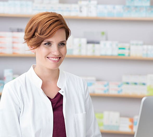 une pharmacienne souriante donnant une consultation