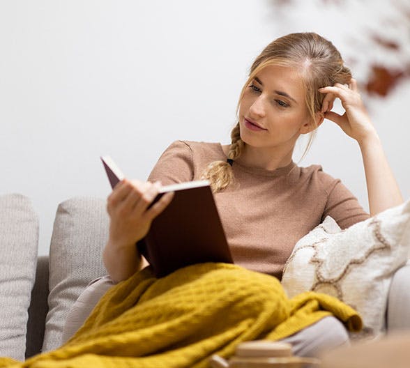 Eine junge Frau liest ein Buch