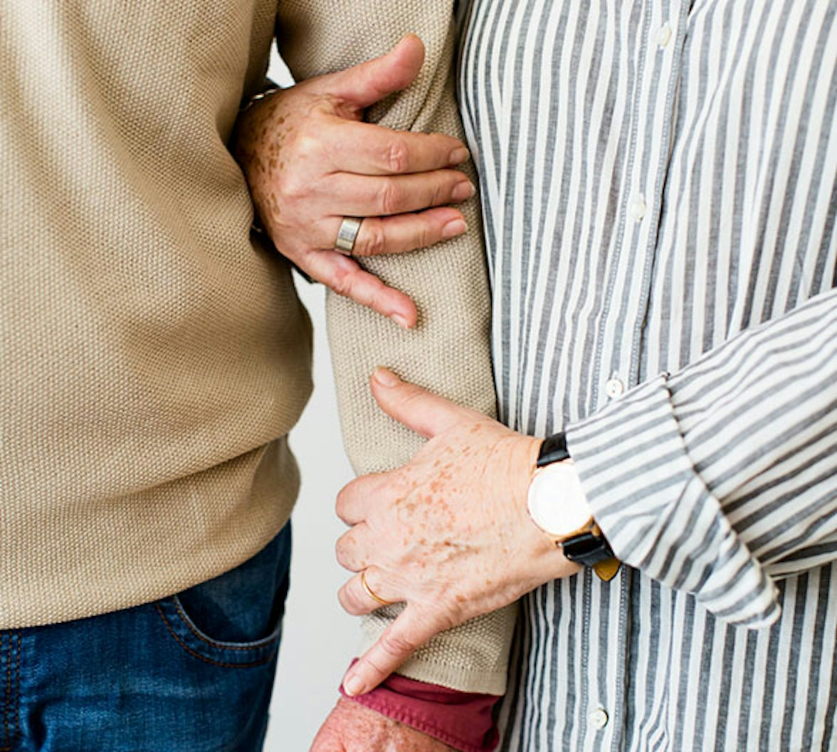 Die Arme eines älteren Paares