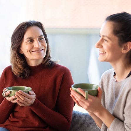 Zwei Frauen im Gespräch